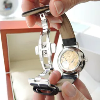 Bruno S&ouml;hnle Clasp Fitting Tips - Define Watches