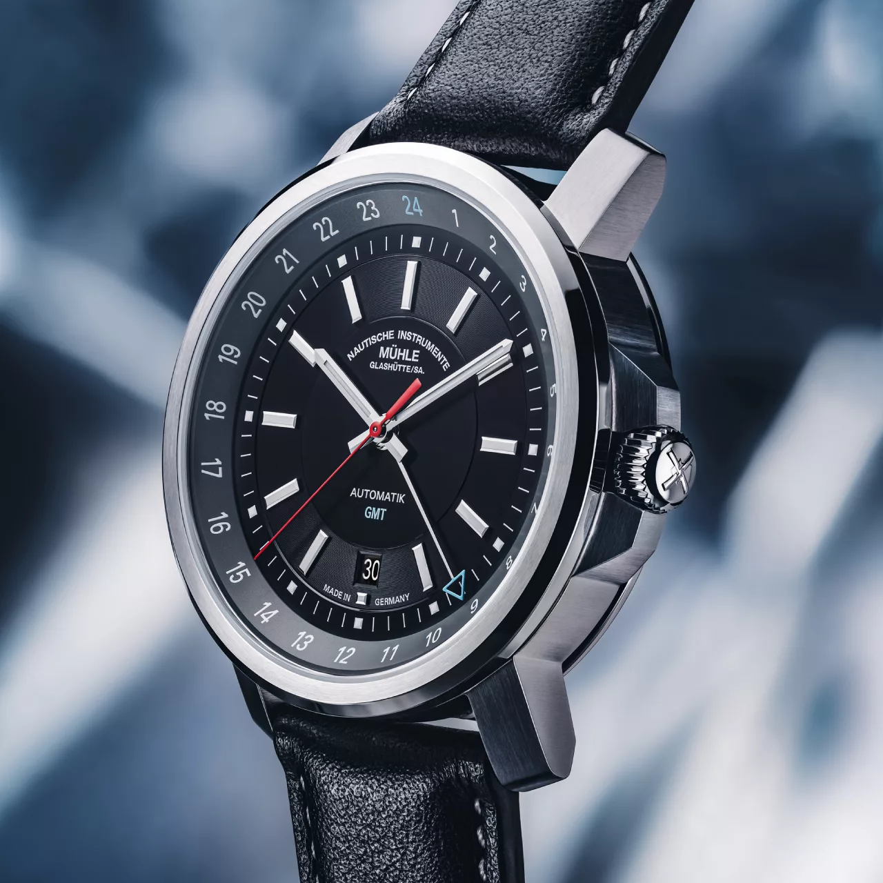 NEW: Rather than chasing complexity, the M&uuml;hle-Glash&uuml;tte 29er Big GMT refines it - Define Watches